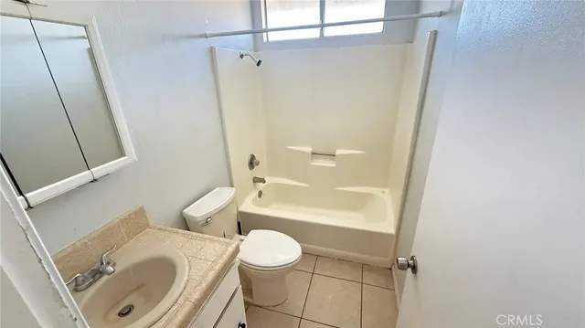 $2,295 | 22854 Eyota Road, Apple Valley, CA 92308