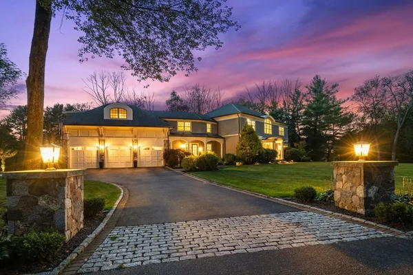 a view of a back yard