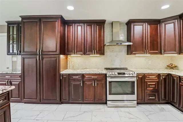 $329,900 | 37 North Erik Drive, Angleton, TX 77515