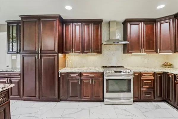 $324,900 | 37 North Erik Drive, Angleton, TX 77515