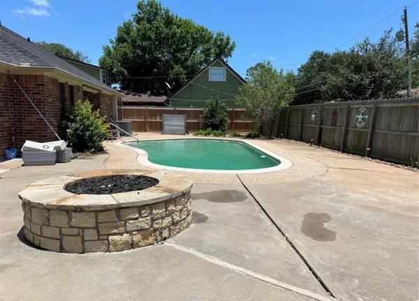 $324,900 | 37 North Erik Drive, Angleton, TX 77515