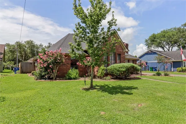 $324,900 | 37 North Erik Drive, Angleton, TX 77515