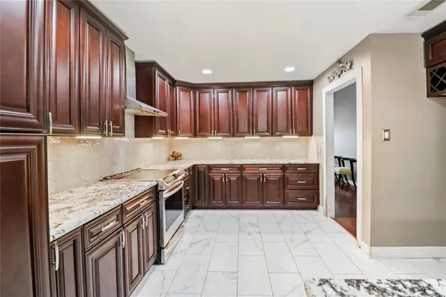 $329,900 | 37 North Erik Drive, Angleton, TX 77515