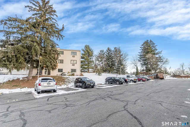 $169,900 | 131 Woodland Drive, Unit 131, Cromwell, CT 06416