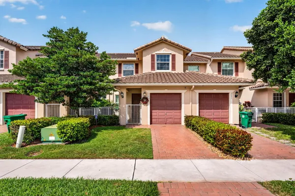 $525,000 | 3355 Lakeside Drive, Davie, FL 33328