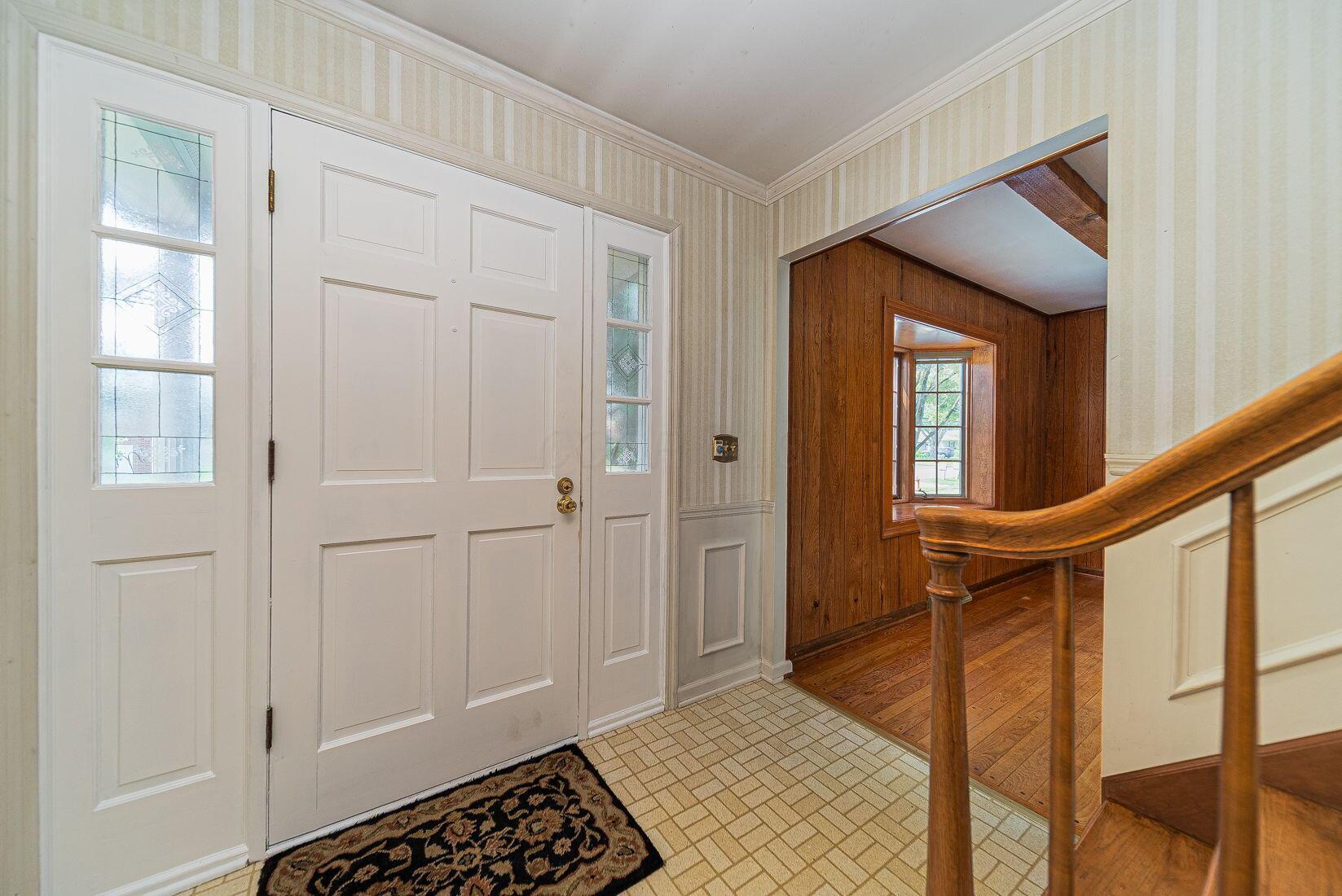 1482 Francisco Road Columbus, OH 43220 - Photo 5 of 46 Entry