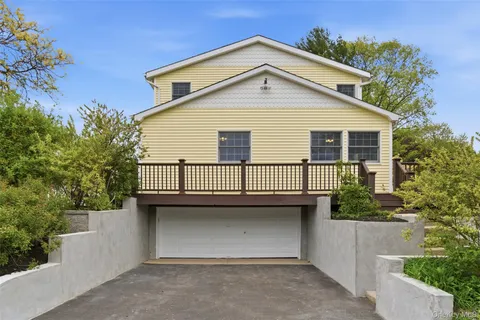 $1,550,000 | 2 West Oak Hill Drive, Oyster Bay, NY 11771
