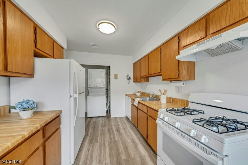 1520 Raspberry Court, Unit 1520 Edison, NJ 08817 - Photo 8 of 16 Gallery Image 8