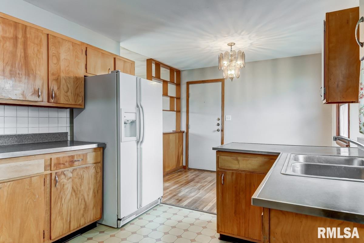 1921 Greentree Road Springfield, IL 62703 - Photo 8 of 19
