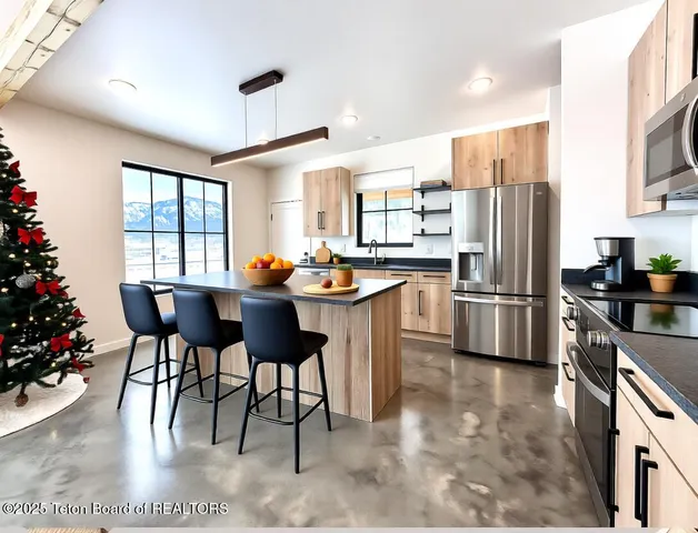 $1,100,000 | 115 Spike Loop, Etna, WY 83118