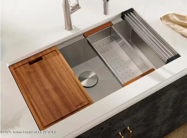 $1,100,000 | 115 Spike Loop, Etna, WY 83118