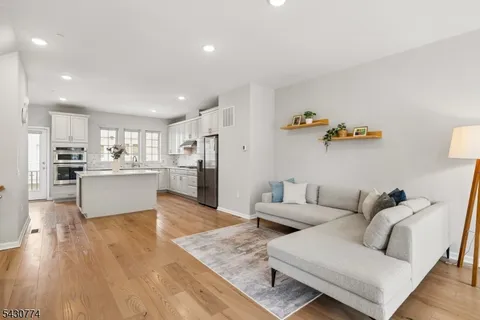 $930,000 | 10 Cortland Court, Livingston, NJ 07039