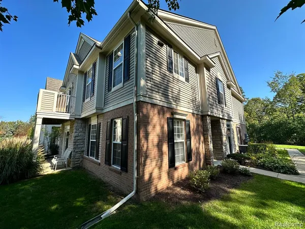 $1,950 | 2354 Pinecroft Drive, Canton, MI 48188