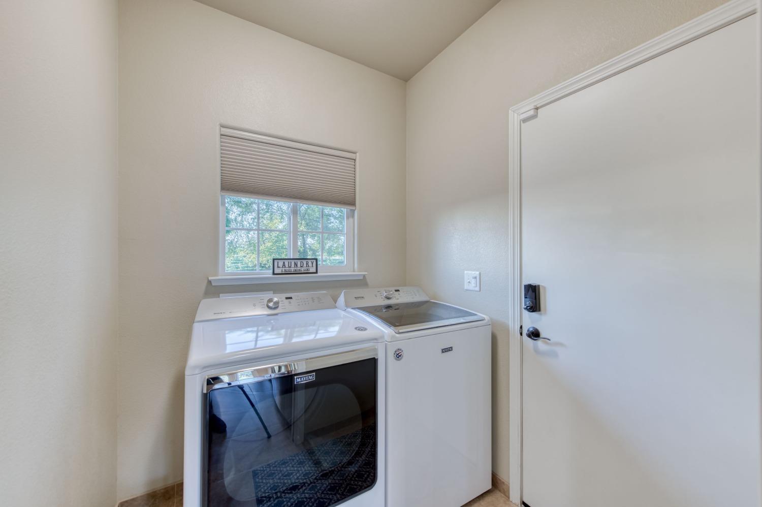 20431 Thermal Road Sanger, CA 93657 - Photo 20 of 88 a utility room with dryer and washer