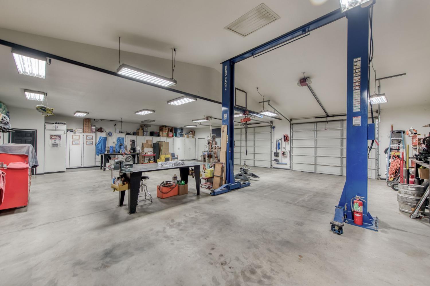 20431 Thermal Road Sanger, CA 93657 - Photo 48 of 88 a view of a room with gym equipment