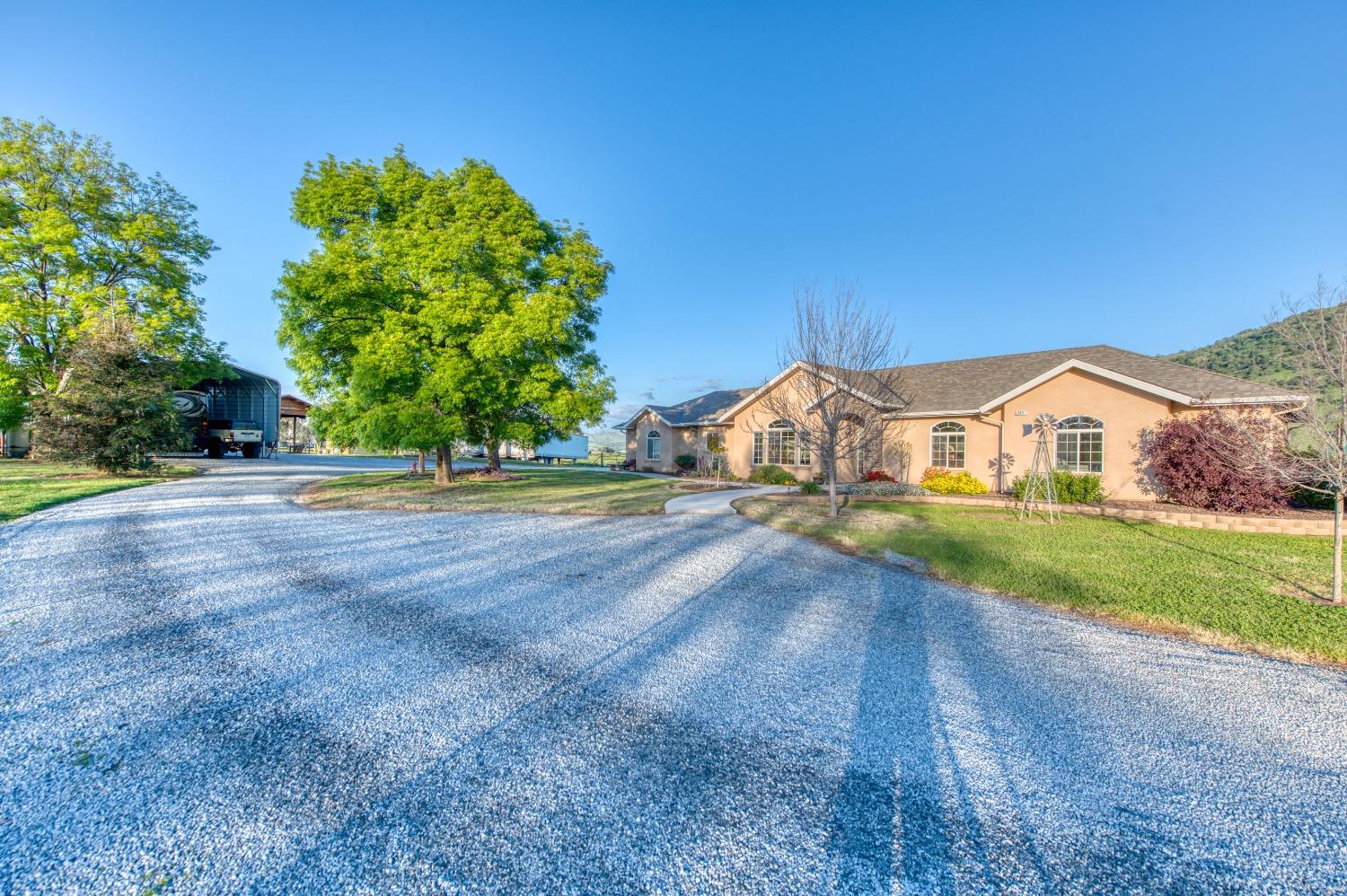 20431 Thermal Road Sanger, CA 93657 - Photo 51 of 88 a view of an house with backyard and garden