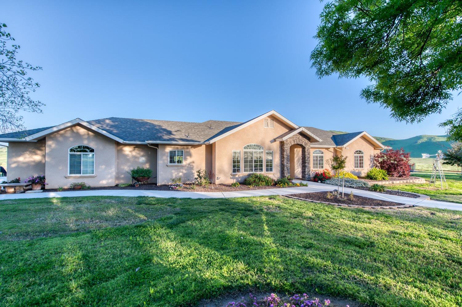 20431 Thermal Road Sanger, CA 93657 - Photo 54 of 88 a front view of house with yard and garage