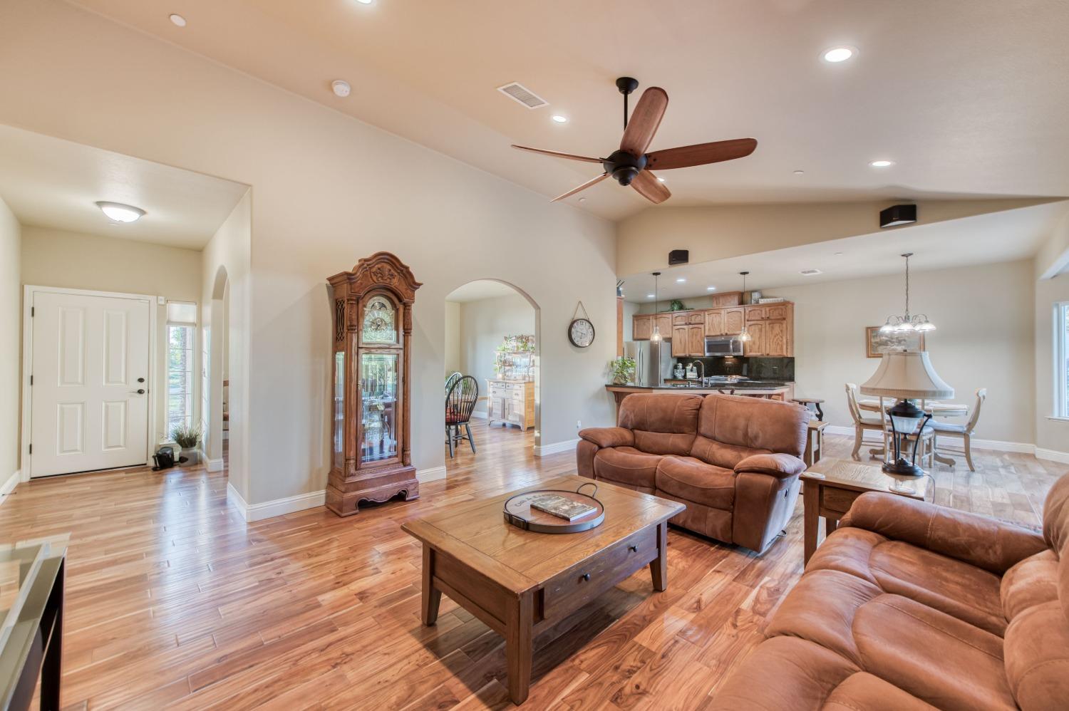 20431 Thermal Road Sanger, CA 93657 - Photo 9 of 88 a living room with furniture