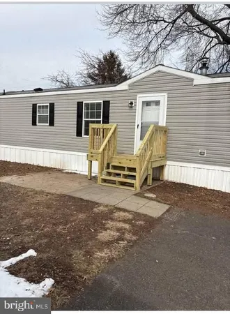 a view of a house with backyard and a area