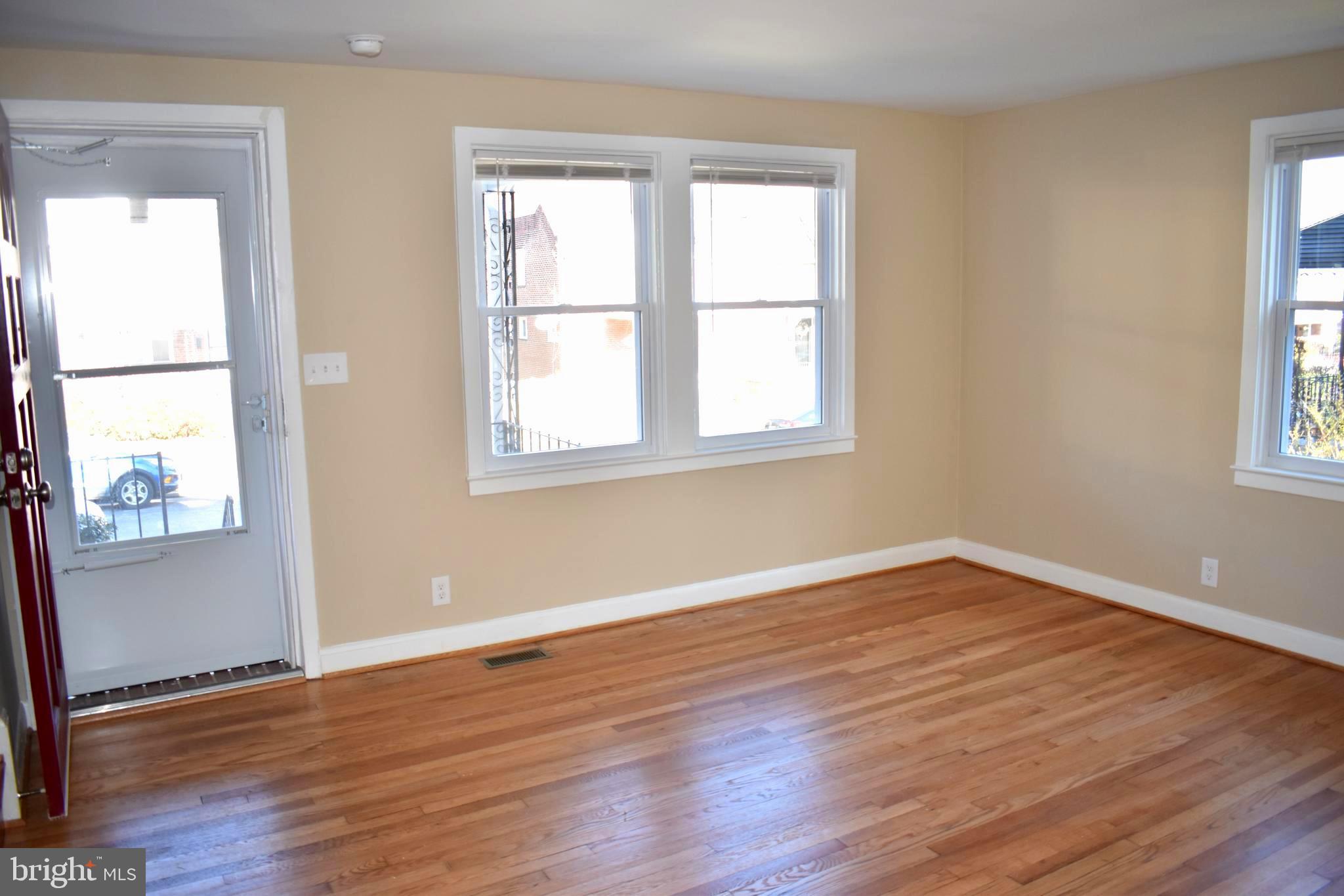 5149 Stafford Road Baltimore, MD 21229 - Photo 5 of 33 Living Room
