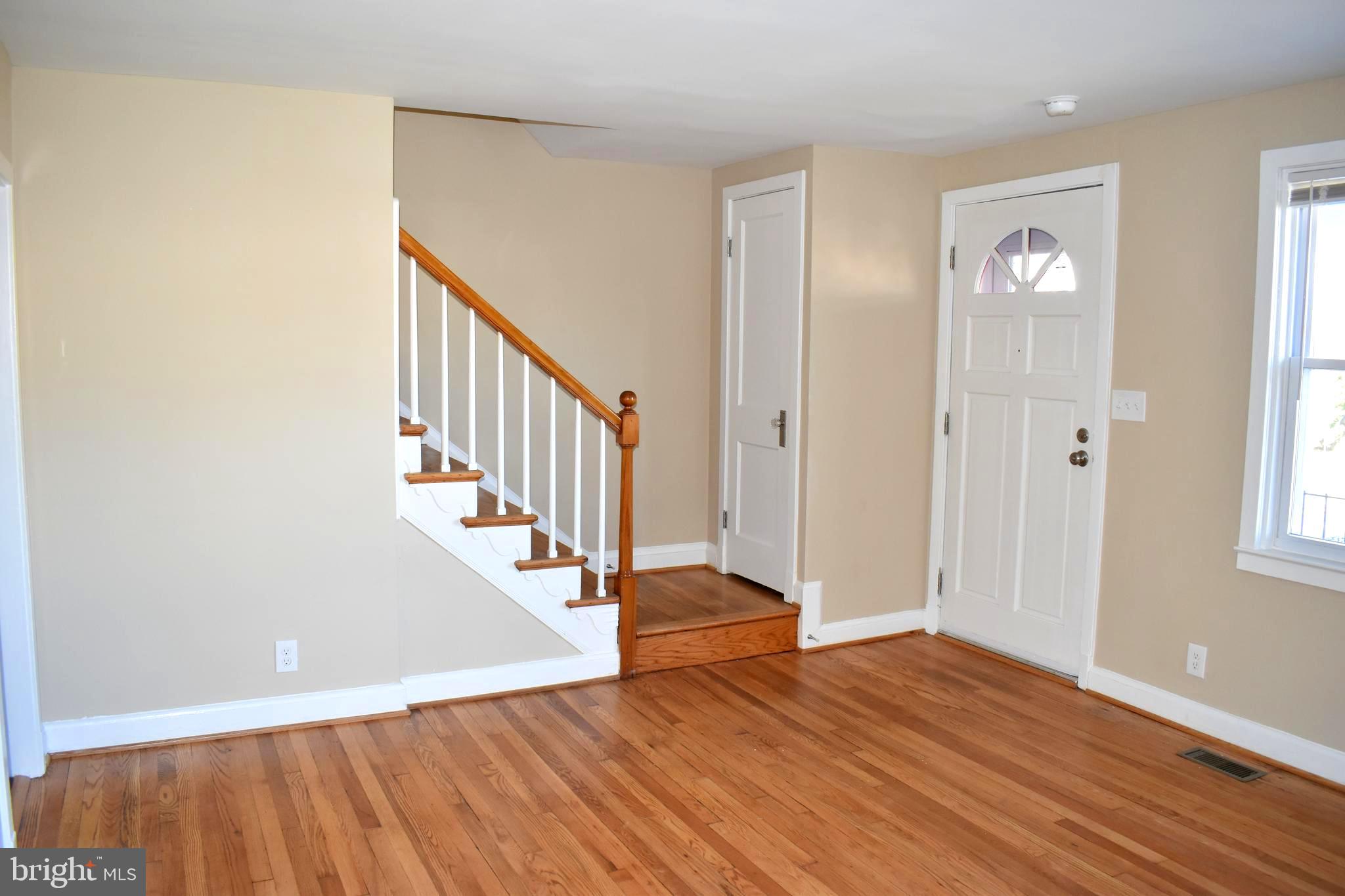 5149 Stafford Road Baltimore, MD 21229 - Photo 7 of 33 Living Room