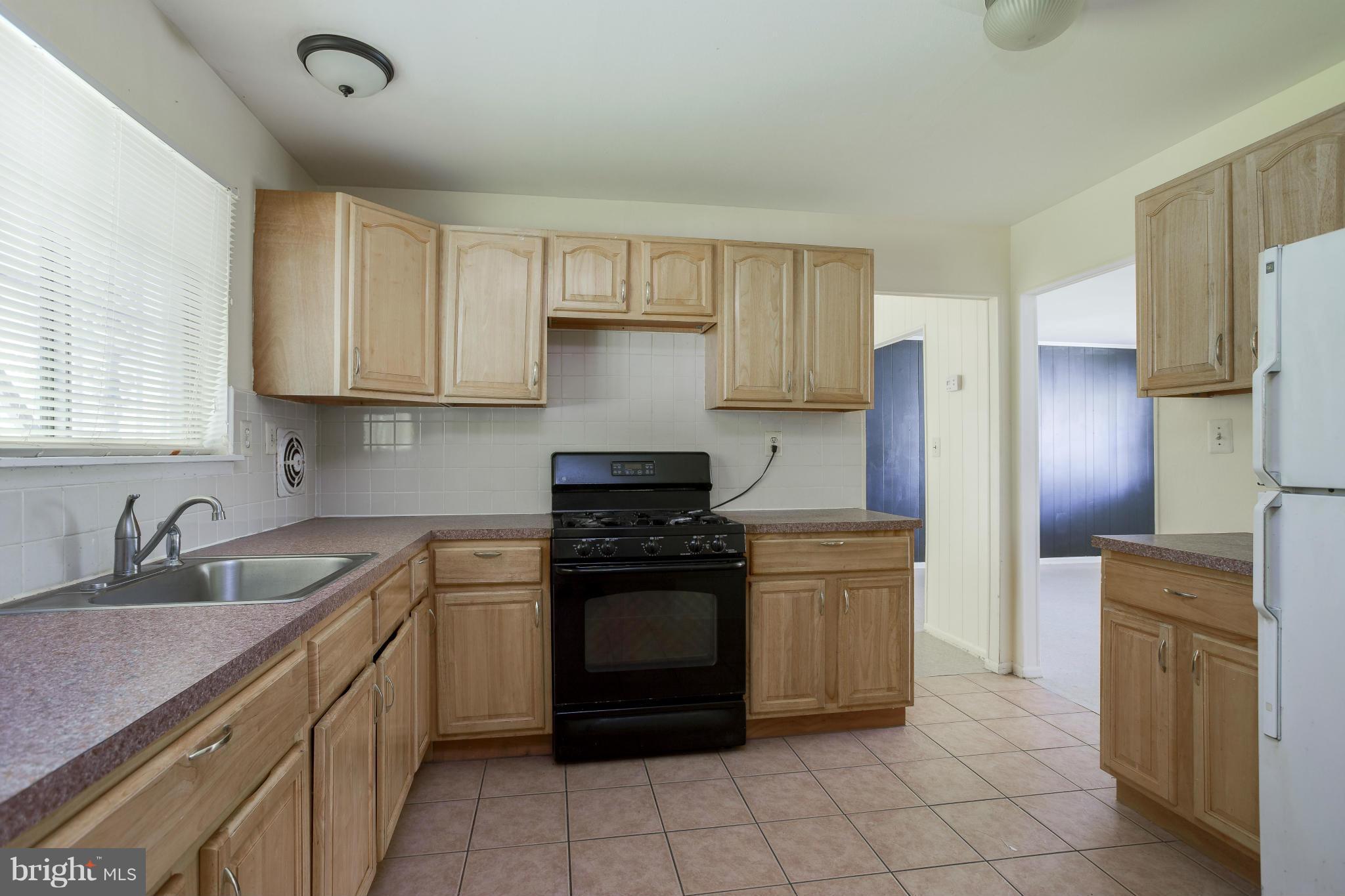 7157 Fairbrook Road Baltimore, MD 21244 - Photo 13 of 27 Kitchen