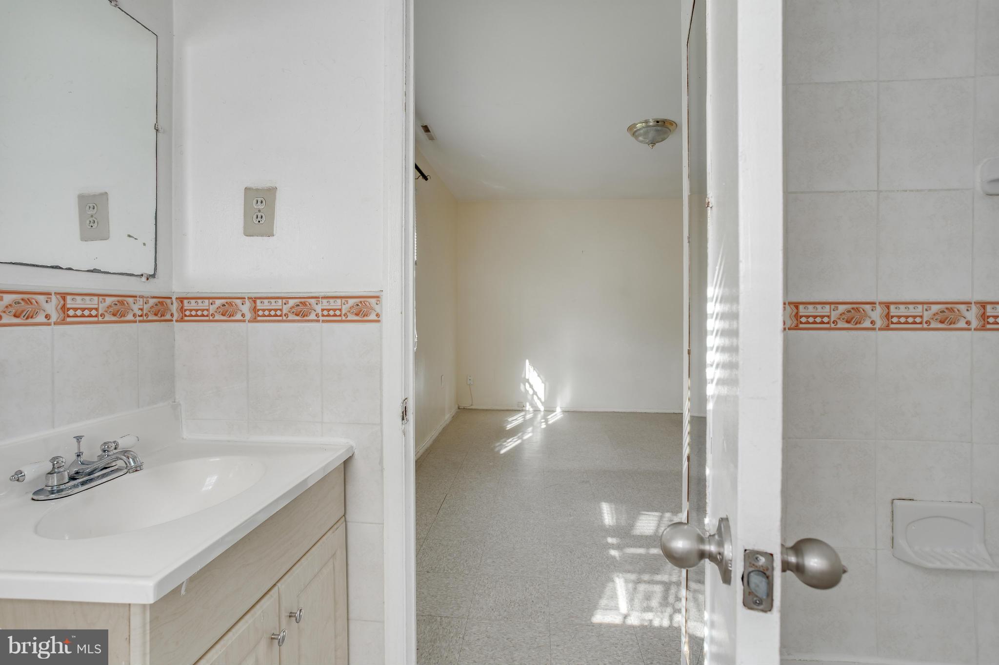 7157 Fairbrook Road Baltimore, MD 21244 - Photo 19 of 27 Bath (Master)