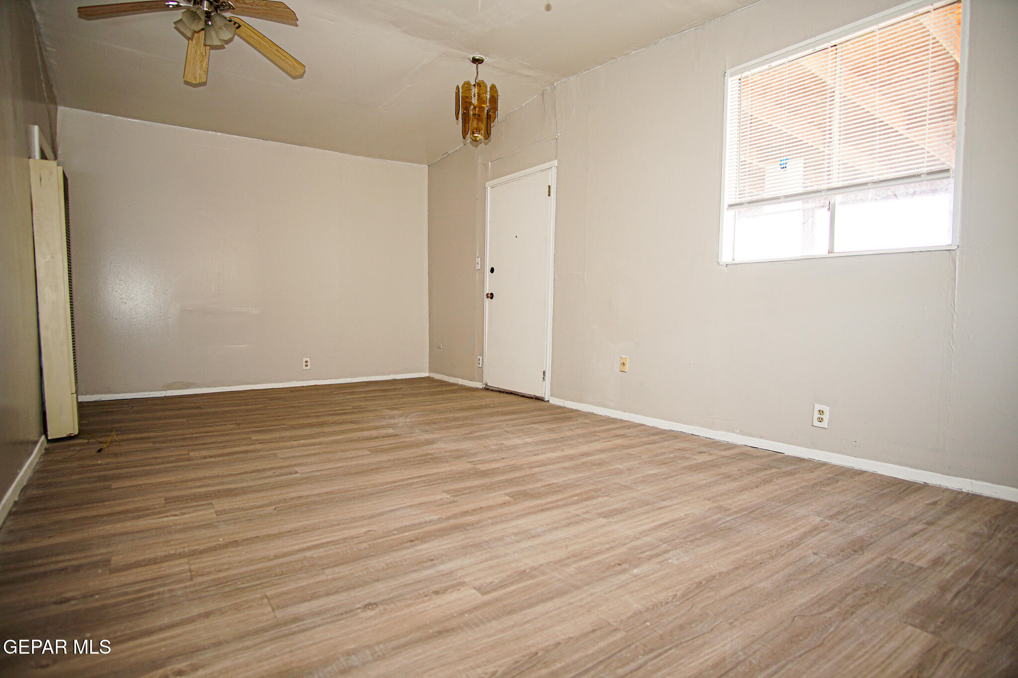 7161 Dale Road, Unit 2 El Paso, TX 79915 - Photo 3 of 13 3. Living Area