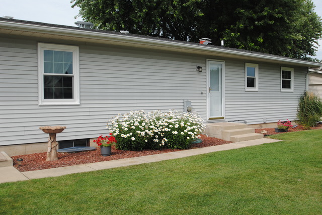 17676 Frazier Road Sandwich, IL 60548 - Photo 22 of 25 a front view of a house with a garden