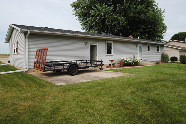 17676 Frazier Road Sandwich, IL 60548 - Photo 23 of 25 a backyard of a house with table and chairs