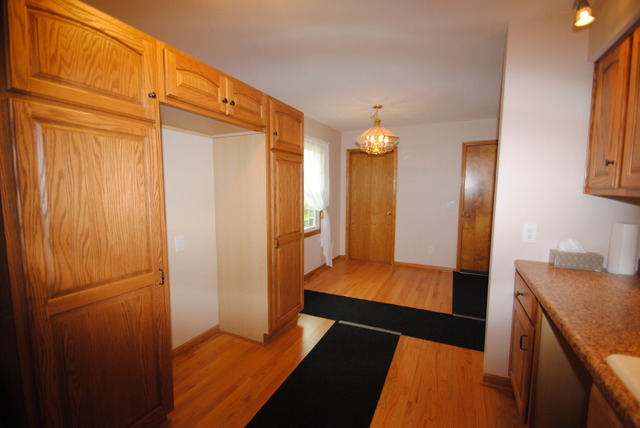 17676 Frazier Road Sandwich, IL 60548 - Photo 6 of 25 a view of hallway with furniture and a lamp