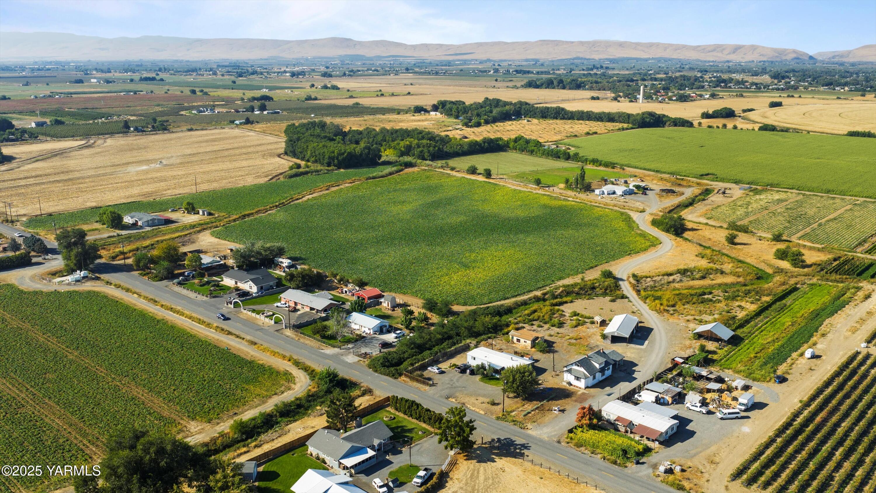 1423 Progressive Road Wapato, WA 98951 - Photo 21 of 24 an aerial view of a golf course with a lake view