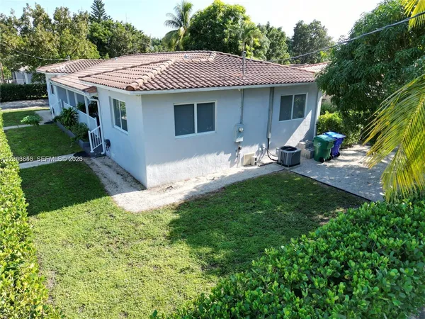 a view of a backyard