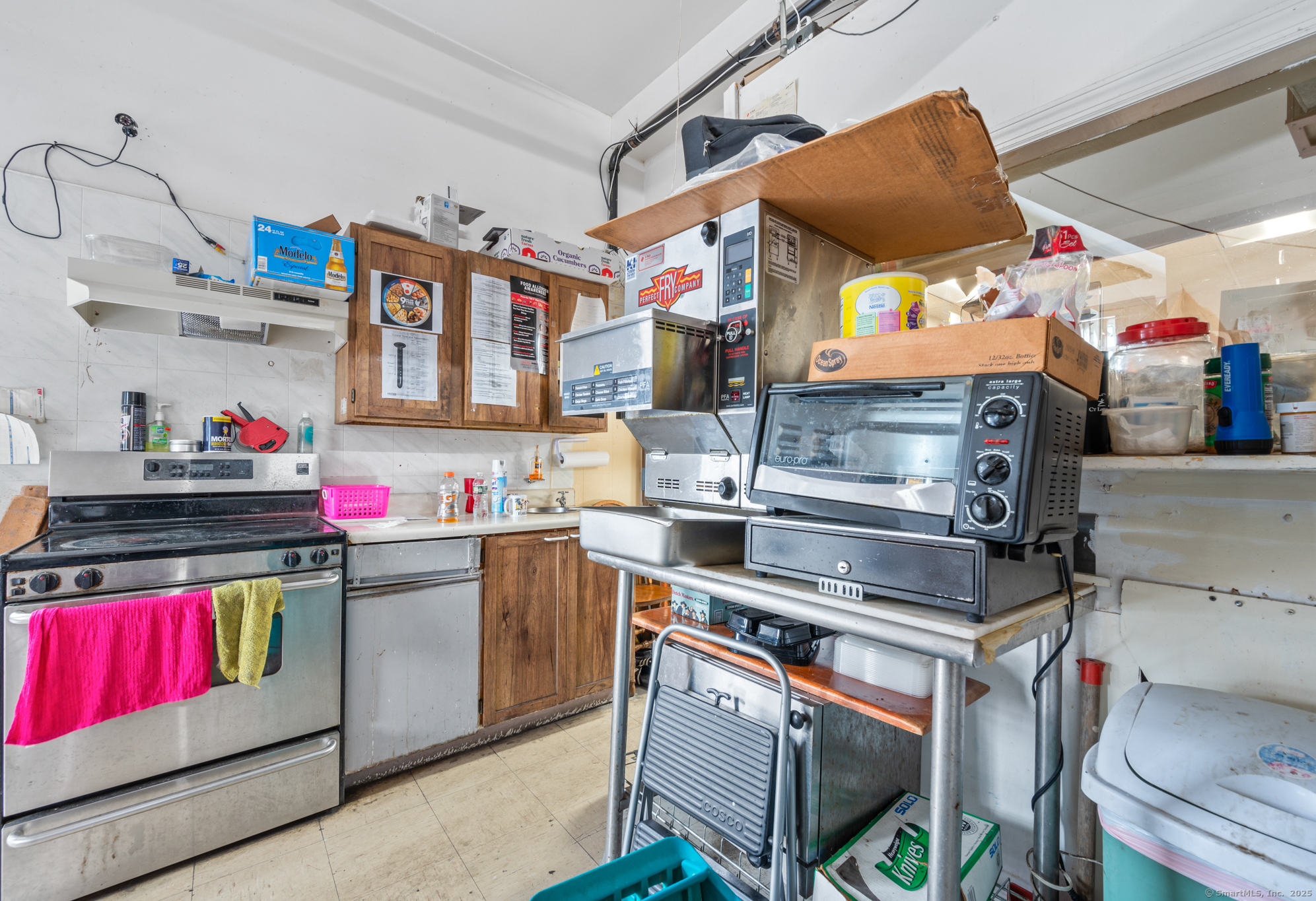 151 Highland Avenue Waterbury, CT 06708 - Photo 7 of 40