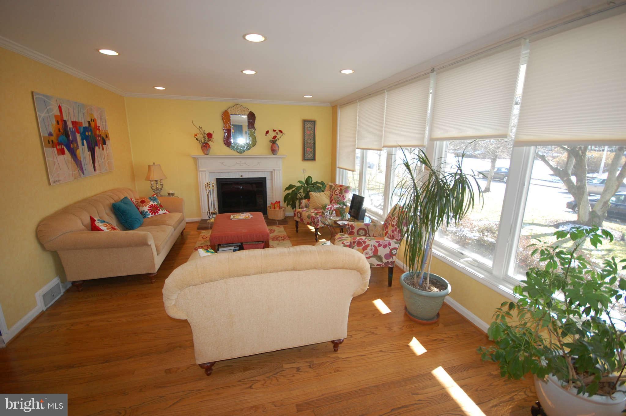 3112 Shelburne Road Baltimore, MD 21208 - Photo 3 of 27 Living Room