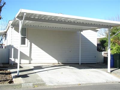 Drive right up to this spacious manufactured home.