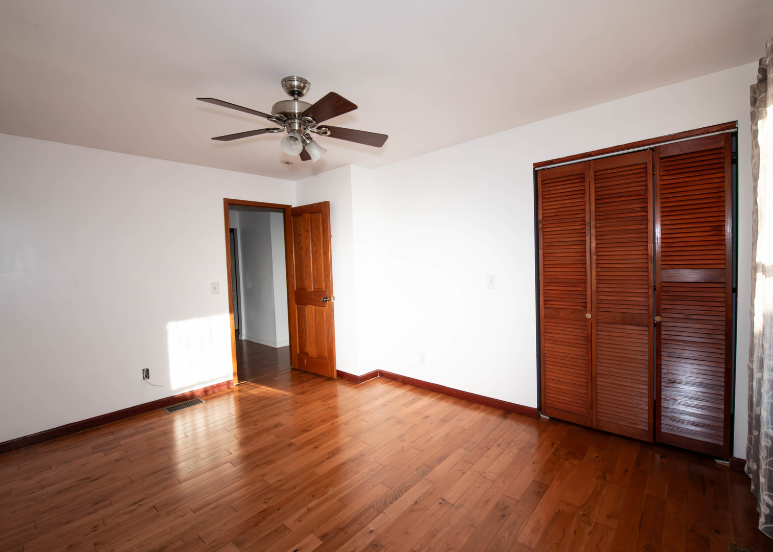 185 South Pinecrest Road Bolingbrook, IL 60440 - Photo 28 of 38 an empty room with wooden floor wooden door and closet