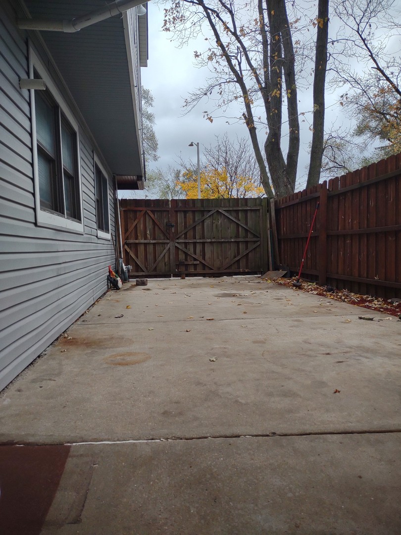 185 South Pinecrest Road Bolingbrook, IL 60440 - Photo 5 of 38 a view of wooden fence