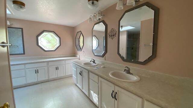 1740 Summit Loop Grants Pass, OR 97527 - Photo 12 of 39 BATHROOM 2 PRIMARY