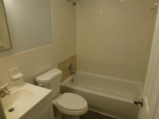 a view of empty room with ceiling fan