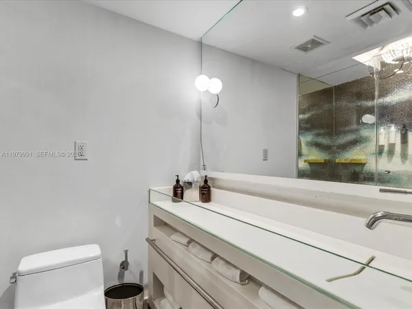 $400,000 | 1100 West Avenue, Unit 1414, Miami Beach, FL 33139