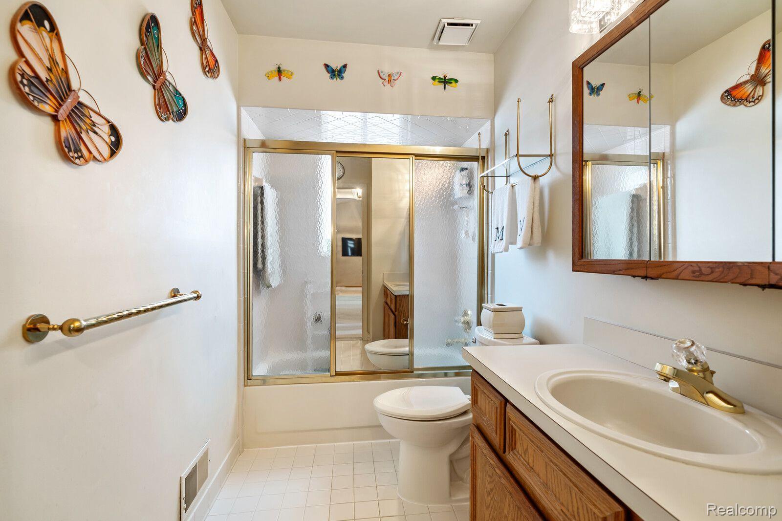 18757 Common Road Roseville, MI 48066 - Photo 17 of 22 Gallery Image 17