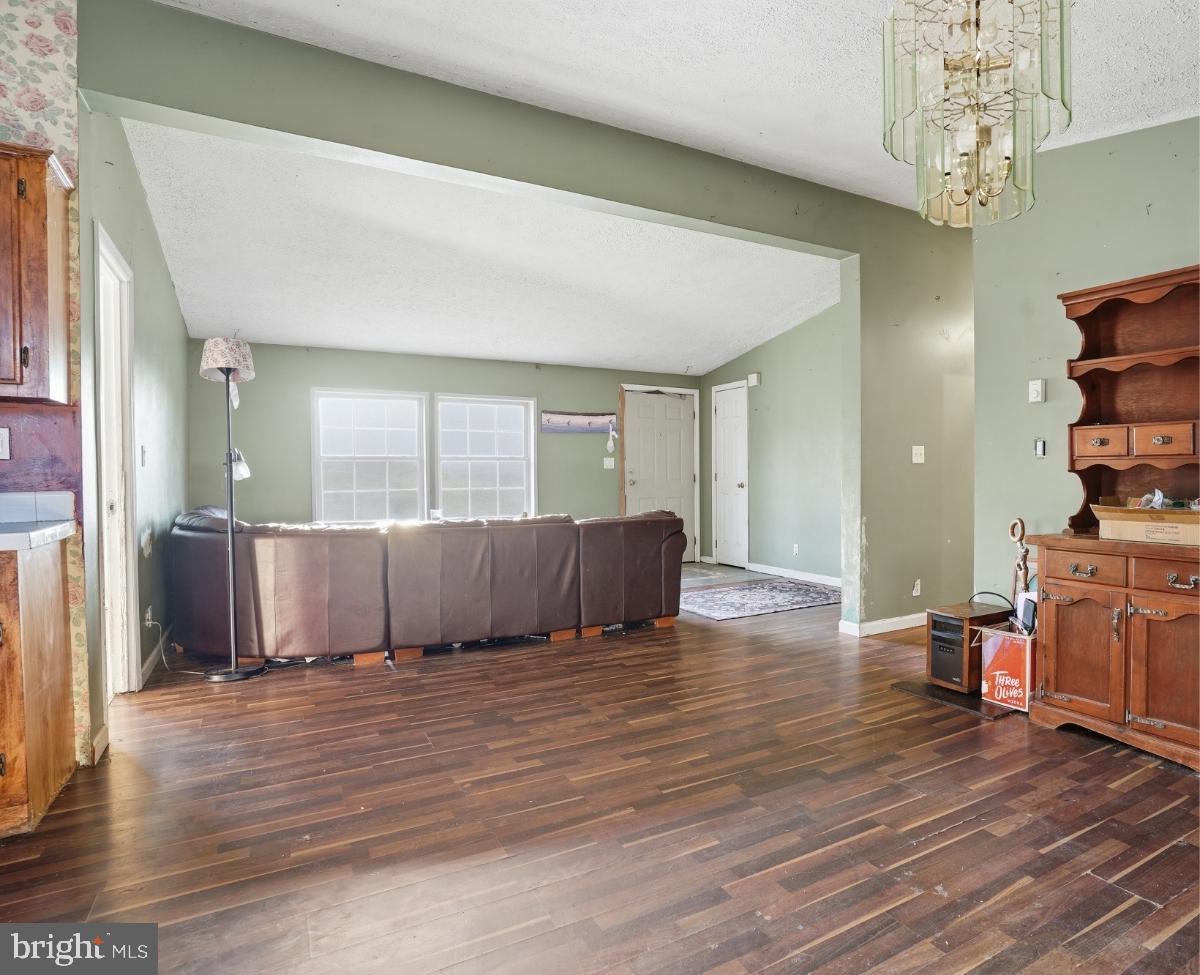 105 Ceramic Drive Newfoundland, PA 18445 - Photo 11 of 45 Spacious living area with natural light.