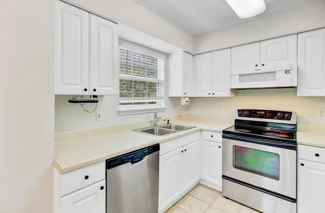 $1,700 | 126 Luden Drive, Unit C, Summerville, SC 29483