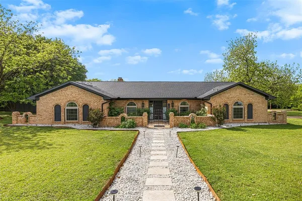 $459,000 | 109 Hillside Drive West, Burleson, TX 76028