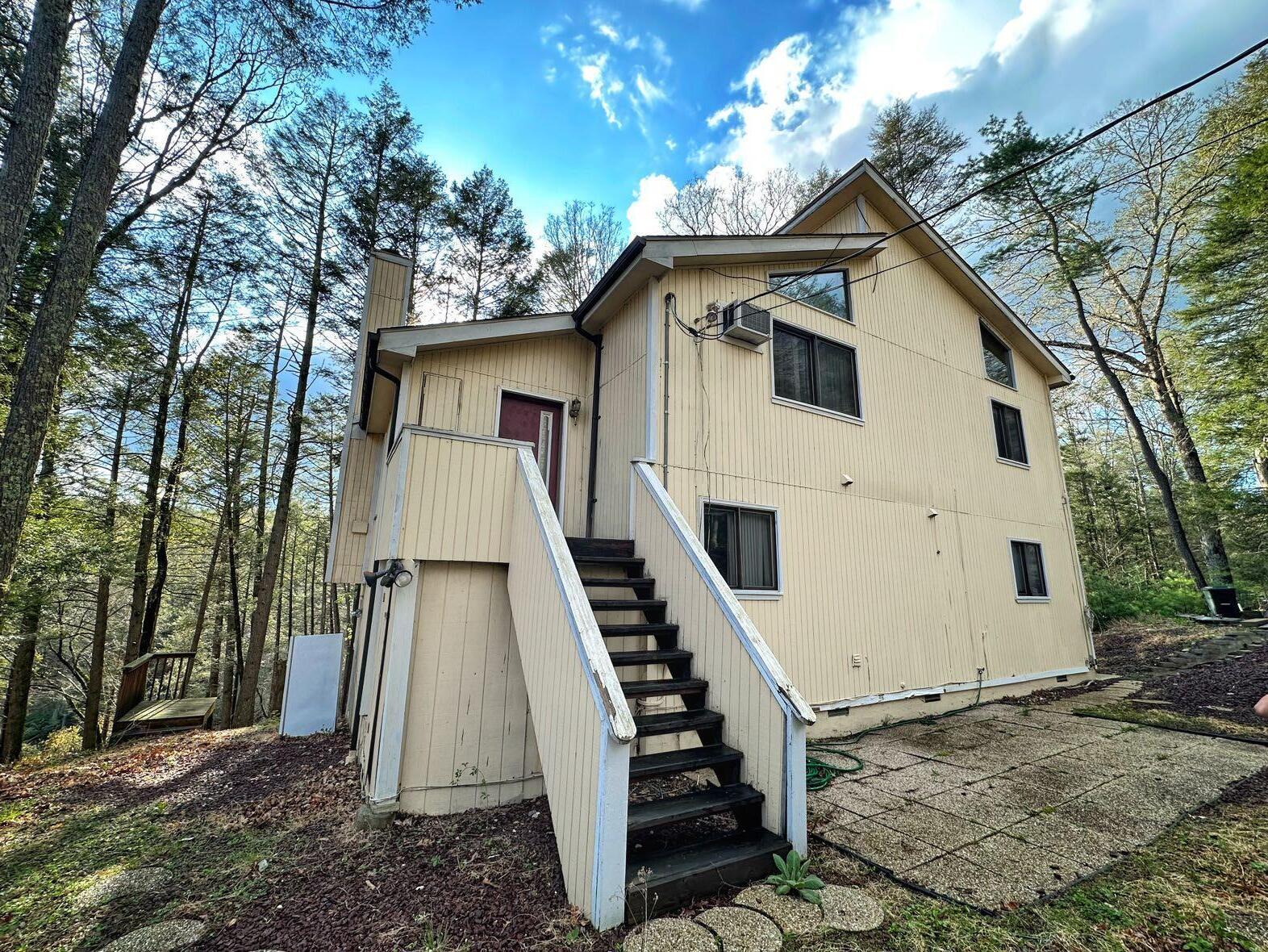 207 Manchester Drive Bushkill, PA 18324 - Photo 2 of 43 2