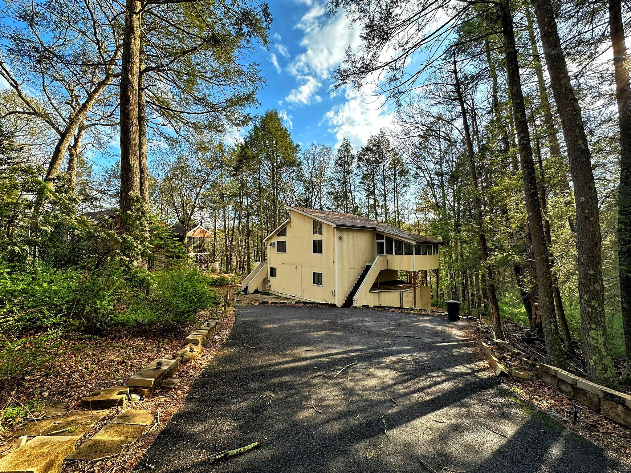 207 Manchester Drive Bushkill, PA 18324 - Photo 3 of 43 3