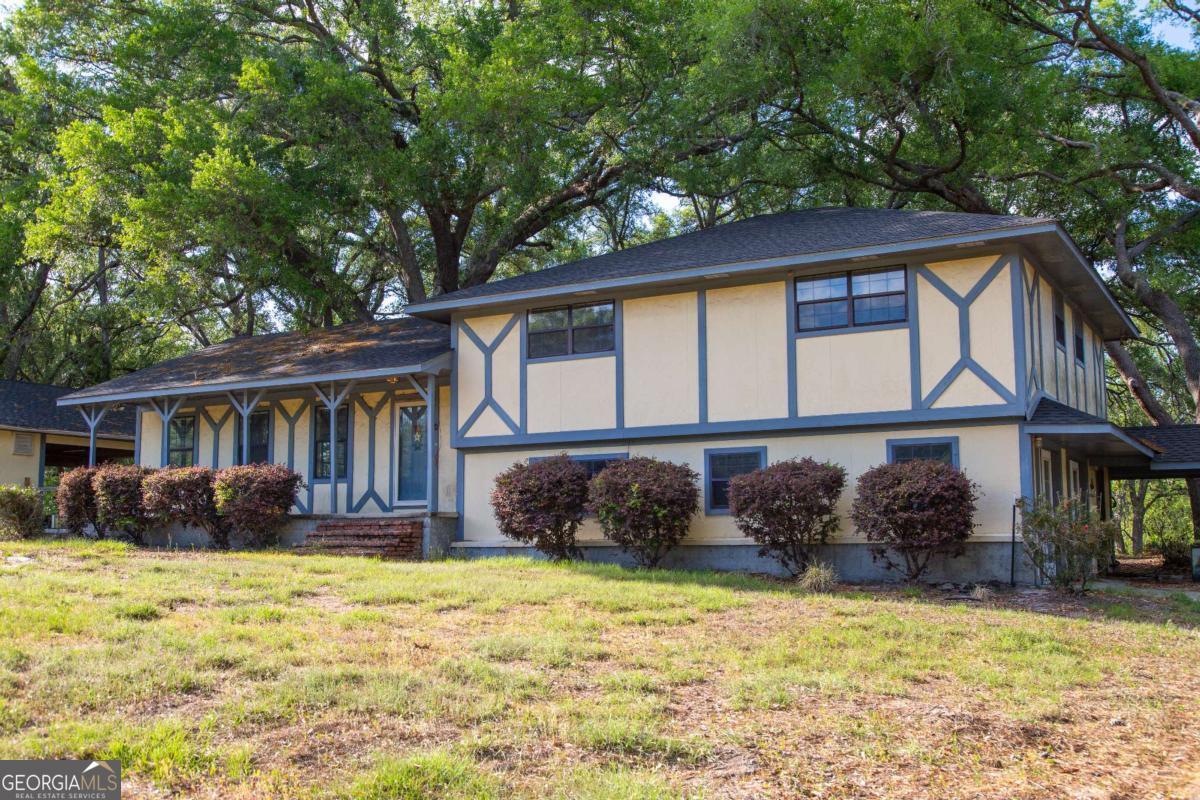 528 Gardner Road Baxley, GA 31513 - Photo 2 of 39 a front view of a house with garden