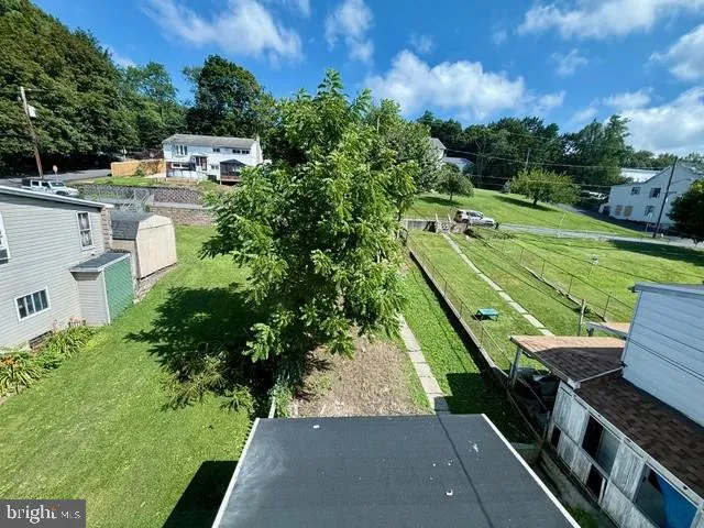 a view of a backyard