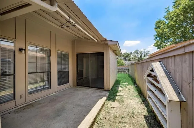 a view of backyard with pathway